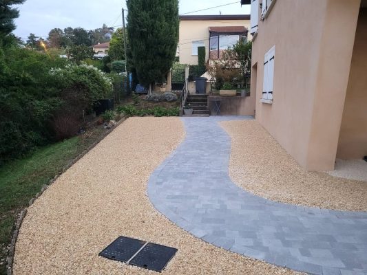 Allée entrée pietone pavés et gravillon après Trévoux